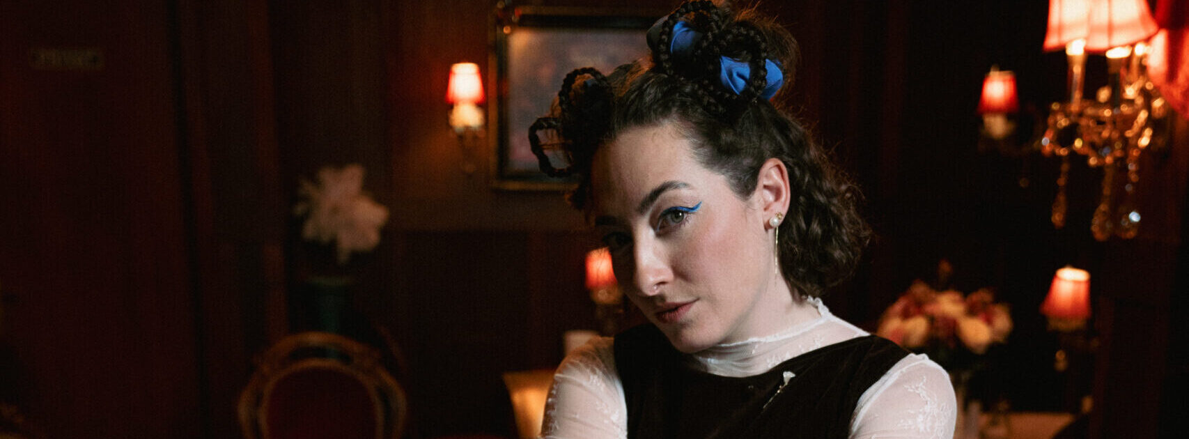 Die Hamburgerin Veigh Malow bringt melodische EP Swimming is Lame aus ihrem kunstvollen Indie-Pop-Kosmos raus