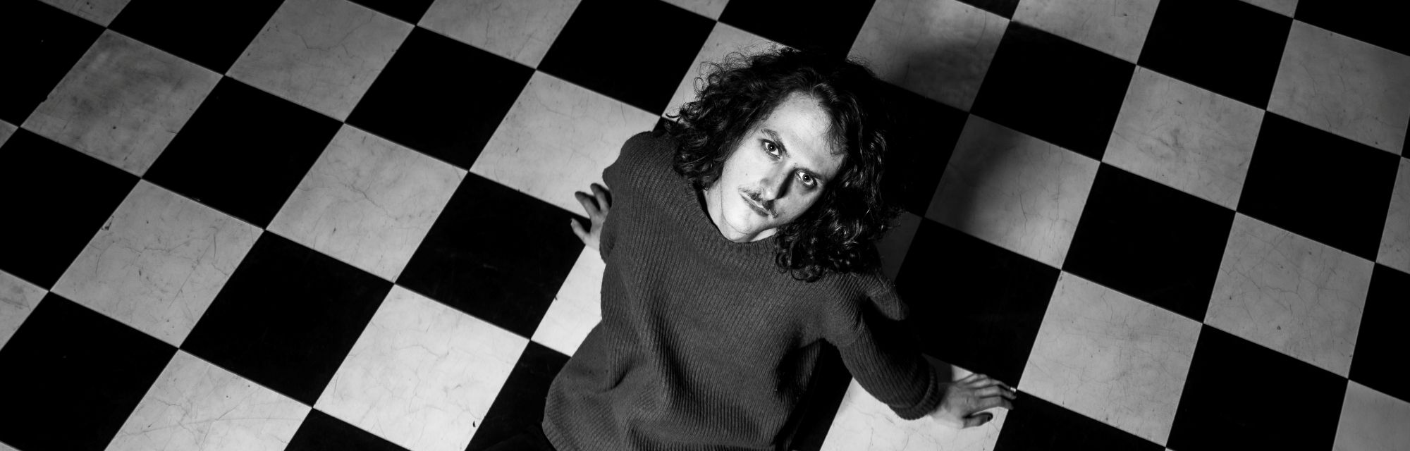 Deutsch-Schweizer Indie-Rocker Dennis Kiss veröffentlicht Doppelsingle „Afterhour“/“Silhouette“ und zeichnet eine düstere Odyssee durch die Nacht