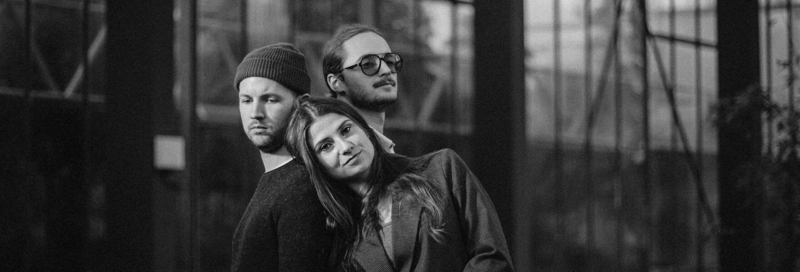 Wenn spätsommerliches Licht und Erinnerung ineinanderfließen: Amber & the Moon veröffentlichen neue Single „Summertime Silence“