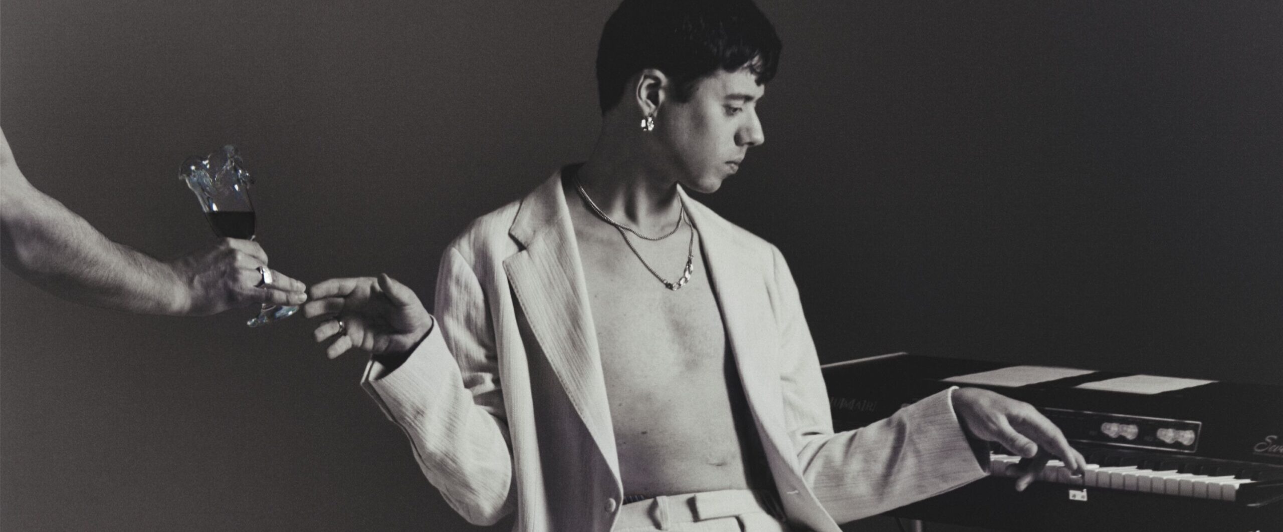 Dressed Like Boys veröffentlicht selbstbetiteltes Debütalbum: Eine queere Hommage an Identität und Intimität