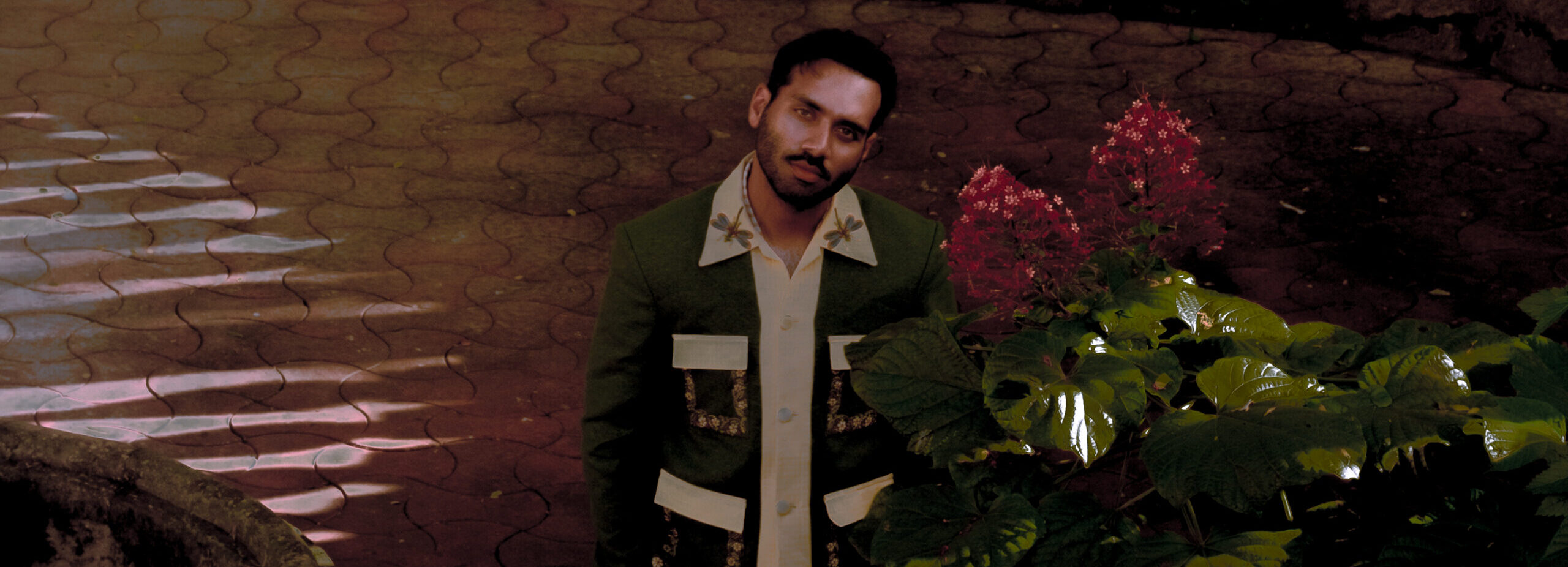 Im Garten voller Geheimnisse: Edwin Raphael kehrt mit bittersüßem Liebeslied „Then There’s You“ zurück