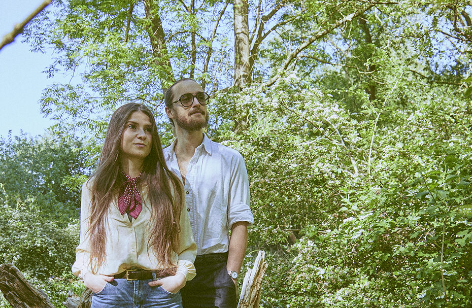 Amber & the Moon in ihrem zweiten Album Are We Alright über das, was uns trennt und das, was uns verbindet