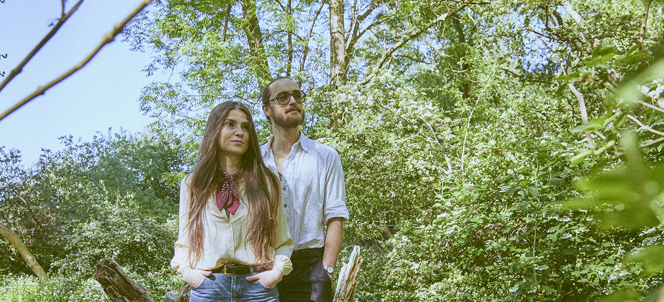 Amber & the Moon in ihrem zweiten Album Are We Alright über das, was uns trennt und das, was uns verbindet