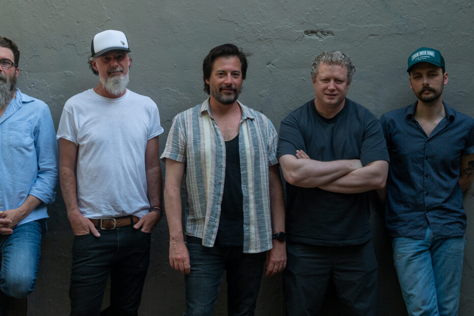 Alte Erinnerungen und neue Reisen: Kanadische Indie-Rock-Band The Sarandons reisen mit "Long Way Home" in die Kindheit zurück