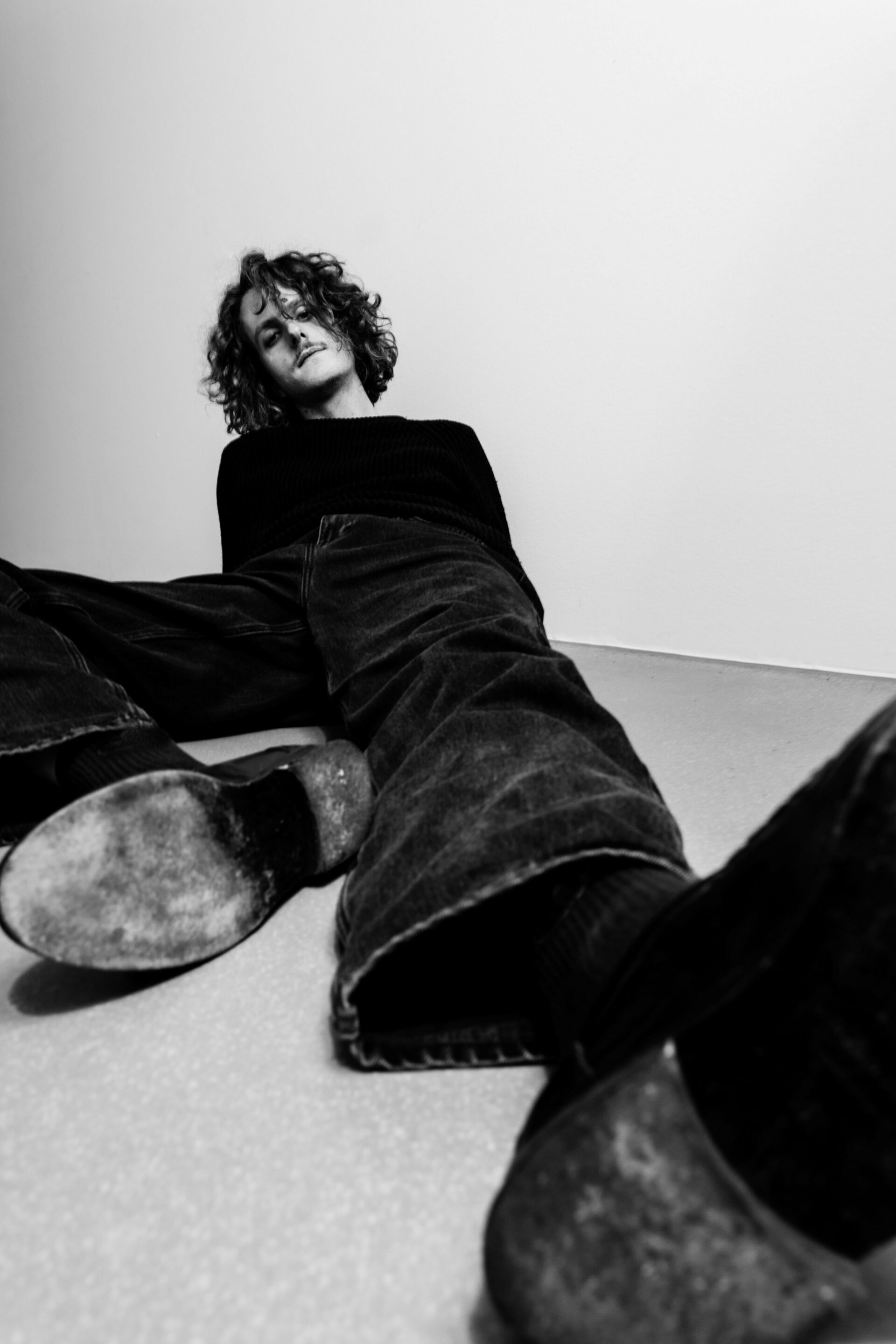 Kiezpoesie, verschwendete Jugend und durchzechte Nächte: Dennis Kiss veröffentlicht sein neues Album Vielleicht für ein paar Stunden, doch ich bin nicht diese Person