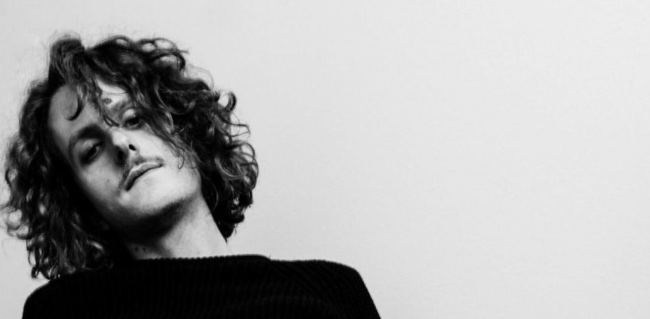 Kiezpoesie, verschwendete Jugend und durchzechte Nächte: Dennis Kiss veröffentlicht sein neues Album Vielleicht für ein paar Stunden, doch ich bin nicht diese Person