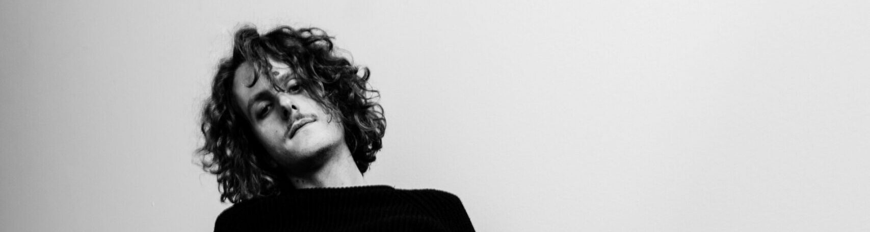 Kiezpoesie, verschwendete Jugend und durchzechte Nächte: Dennis Kiss veröffentlicht sein neues Album Vielleicht für ein paar Stunden, doch ich bin nicht diese Person