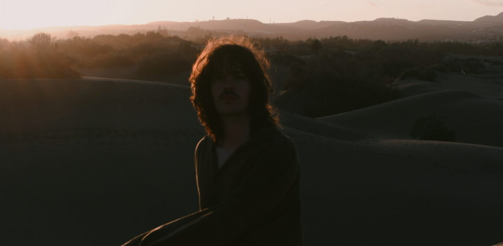 Zwischen Weite und innerem Stillstand: Paul Holland taucht mit „clouds of haze“ in eine emotionale Grauzone ein