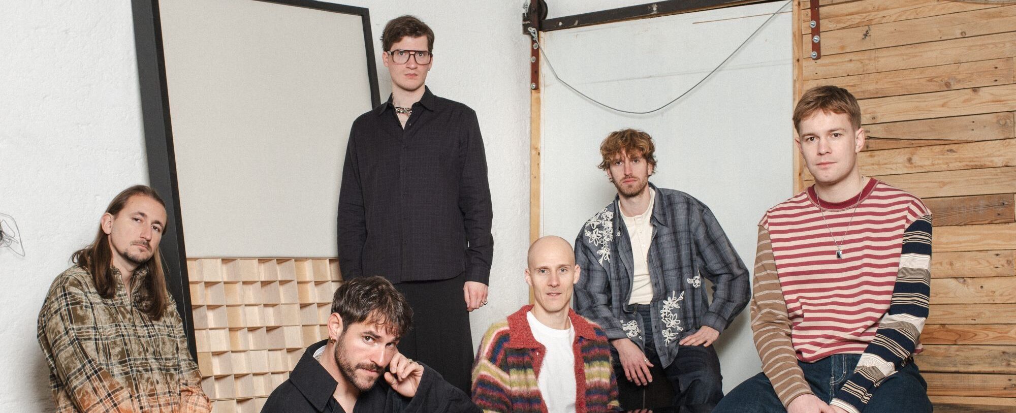 Zwischen Dämmerung und Aufbruch: Die Sauna wenden sich mit drittem Album „tut beni“ dem Licht der aufgehenden Sonne zu