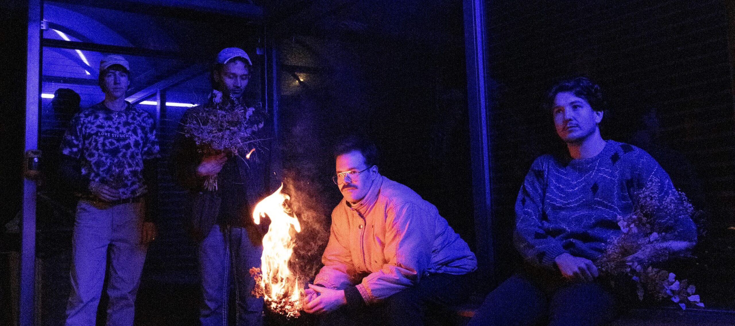 „Verbrennen wir uns noch einmal, um zu sehen, wie etwas Schöneres entsteht”: fc.kleinstadt erzählen mit ihrer neuen Single “zürich brennt” eine Romanze jugendlichen Aufstandes