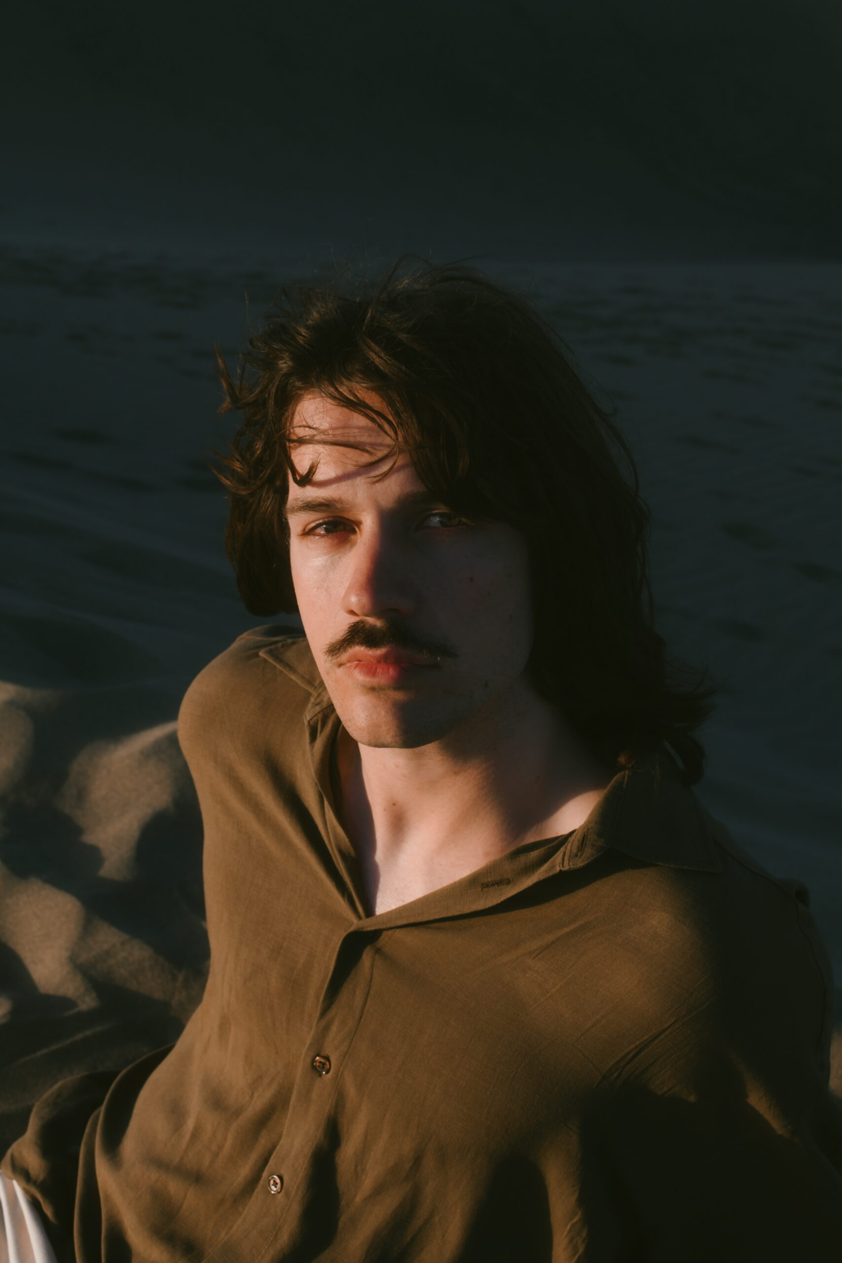 Mit der Single „love gone wild“ erzählt Paul Holland von einer Liebe, die aus dem Gleichgewicht geraten ist