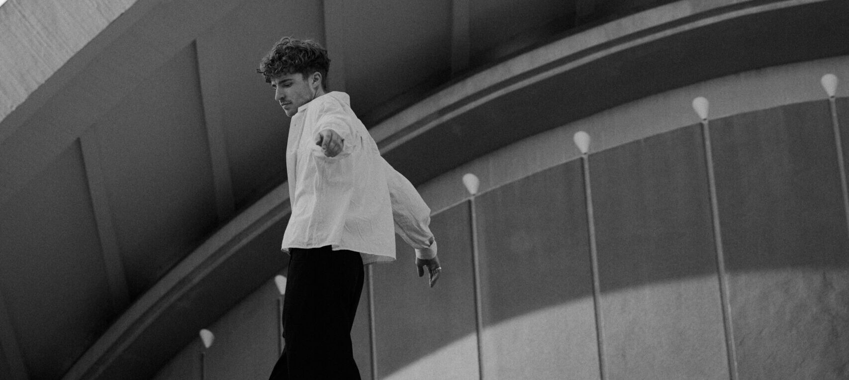 Der Beginn einer langen Geschichte: VERNIER veröffentlicht mit „Right Place Wrong Time“ seine Debüt-EP