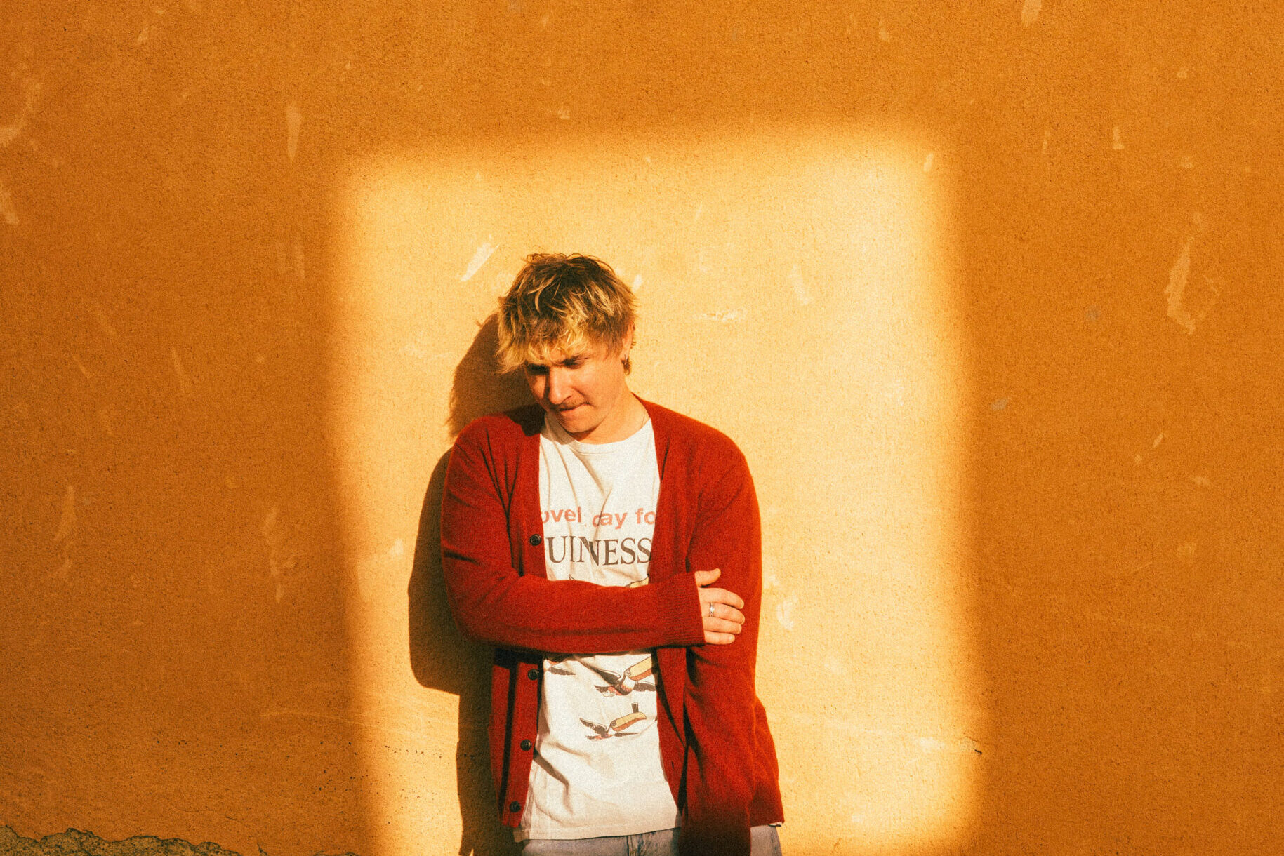 Indie-Rock-Comeback: Isaac Roux beginnt mit „Young Hearts“ sein nächstes Kapitel