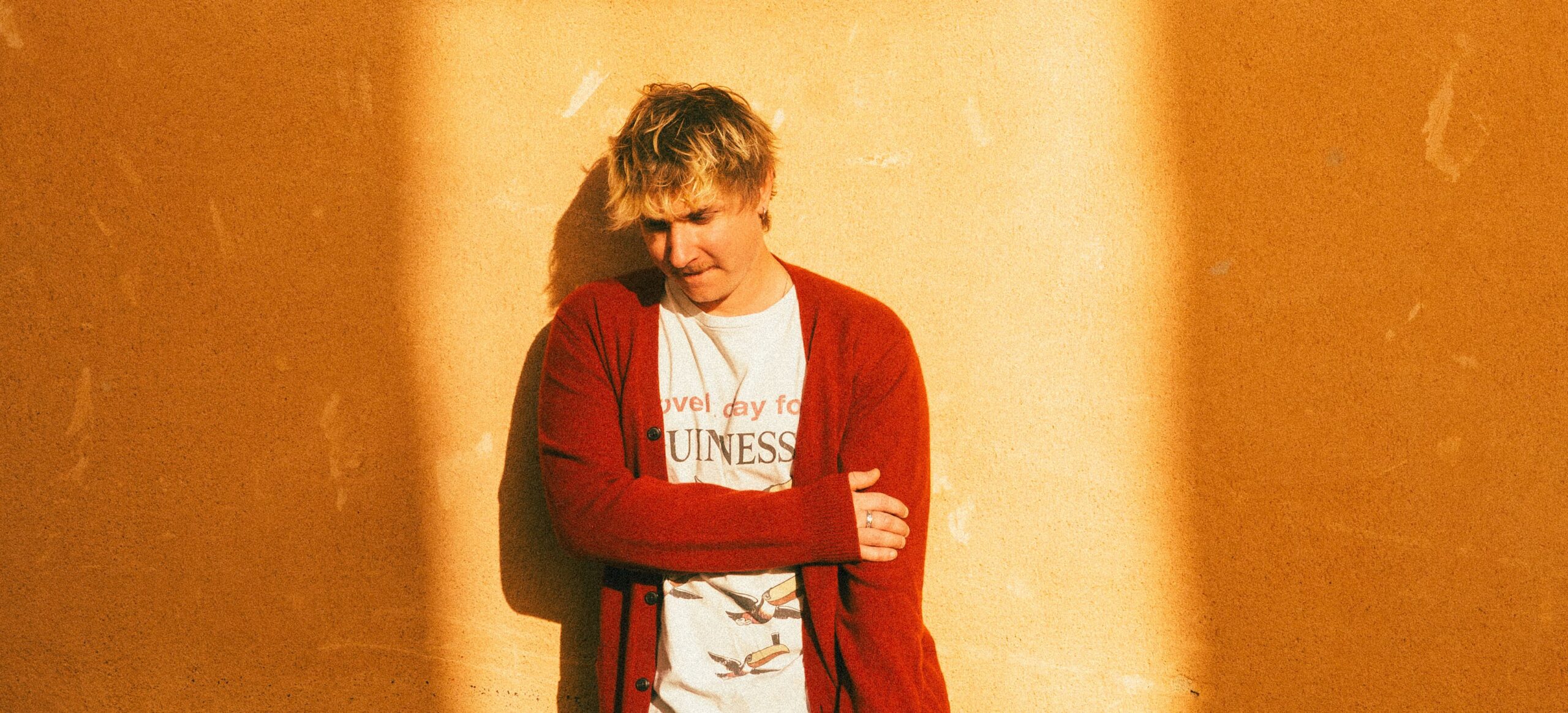 Isaac Roux liefert Indie-Rock-Soundtrack für die“GOOD TIMES“ im Spätsommer und kündigt Album an